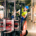 Logistiek medewerker op heftruck in magazijn voor inkomende en uitgaande goederen