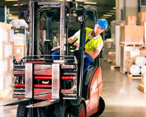 Logistiek medewerker op heftruck in magazijn voor inkomende en uitgaande goederen