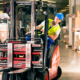 Logistiek medewerker op heftruck in magazijn voor inkomende en uitgaande goederen