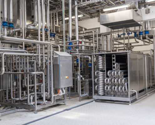 Complete oplossingen voor vloeistof- en gasregeling Overzicht van een moderne procesinstallatie met tanks, leidingen en automatisch bediende afsluiters.